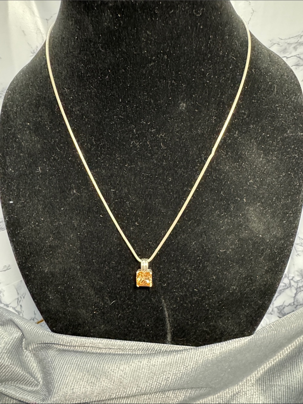 VTG Source Unknown Gold Necklace with Amber Gemstone